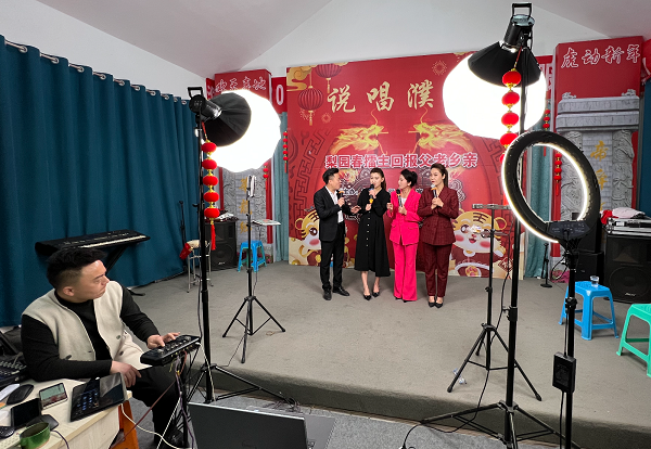 縣劇團(tuán)送戲下鄉(xiāng)改抖音直播：每天10萬(wàn)人圍觀一半是外省老鄉(xiāng)