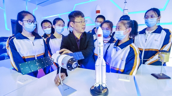 “天宮科堂”第二課開講啦！中國流動(dòng)科技館黑龍江省齊齊哈爾站走進(jìn)齊齊哈爾中學(xué)